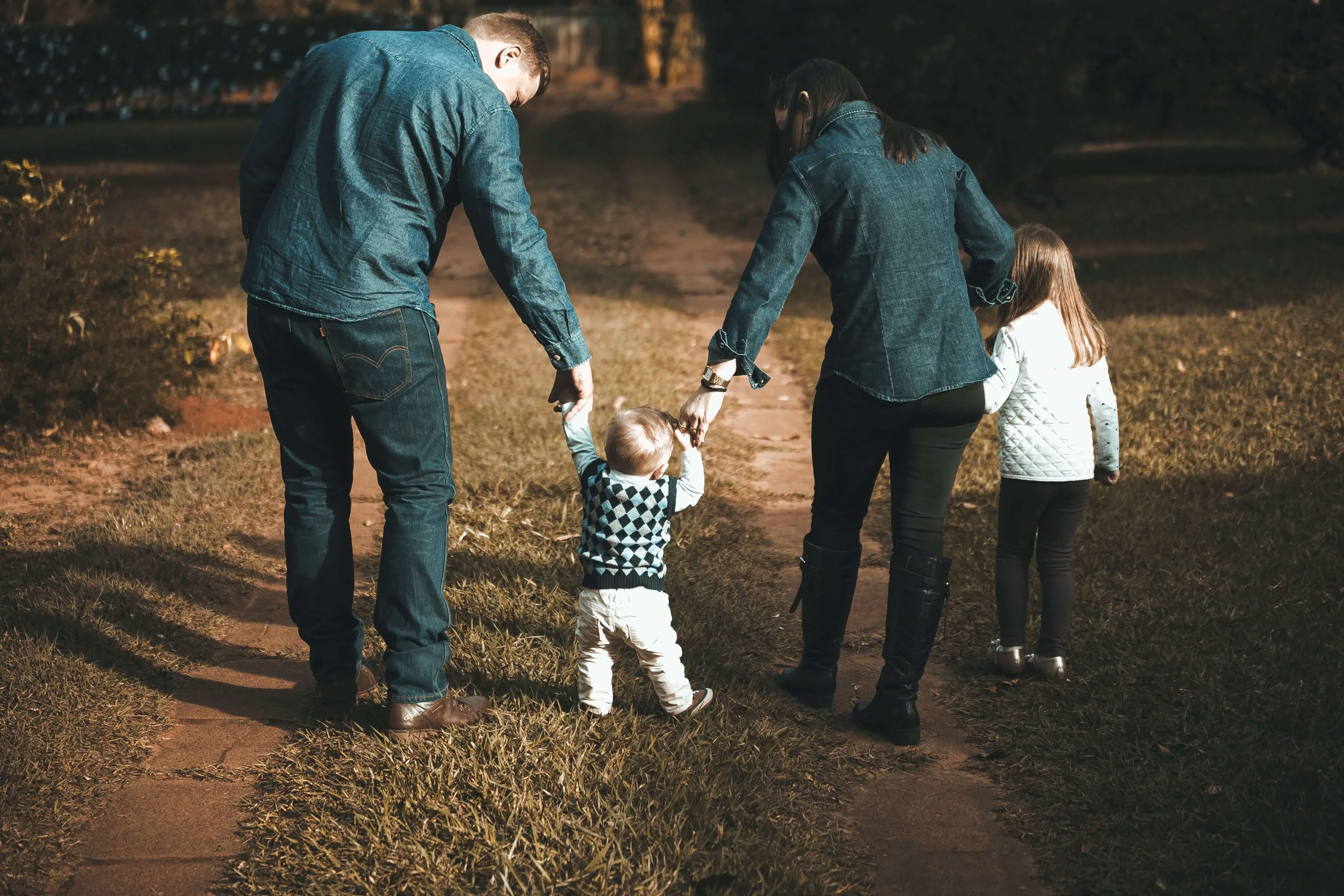 Une famille qui marche de dos